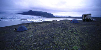 Nordeuropa, Atlantik, Island: Camping unter Expeditionsbedingungen an einem See mit Eisbergen