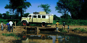 Südliches Afrika, Malawi: abenteuerliche Flussquerung mit dem Expeditions-LKW